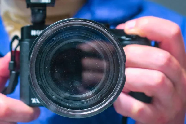 Fotógrafo Está Preparando Para Tirar Uma Foto Câmera — Fotografia de Stock