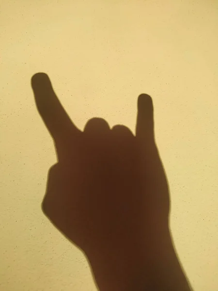 Rocker Χειρονομία Χέρι Σκιά Κατσίκα Στον Τοίχο — Φωτογραφία Αρχείου