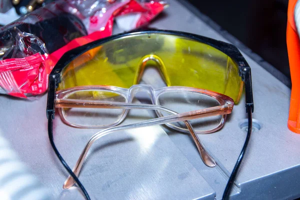 Βιομηχανικά Κίτρινα Γυαλιά Στο Εργαστήριο — Φωτογραφία Αρχείου
