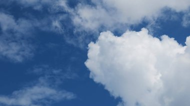 Mavi gökyüzü ve gri-beyaz güzel yaz bulutları