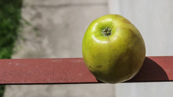 Vackert Grönt Läckert Stort Äpple — Stockfoto