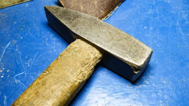 Tahta saplı eski metal çekiç.