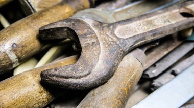 Atölyedeki eski metal soket anahtarı