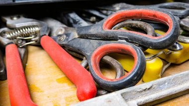 Atölyedeki inşaat makası seti