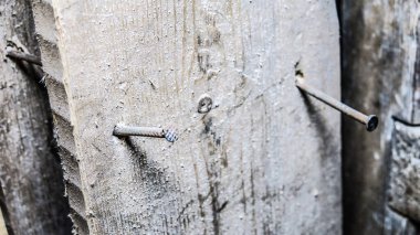 İçine iki çivi çakılmış eski bir tahta.