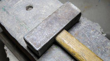 Atölyedeki eski büyük metal çekiç