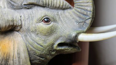 Büyük gri bir fil heykeli