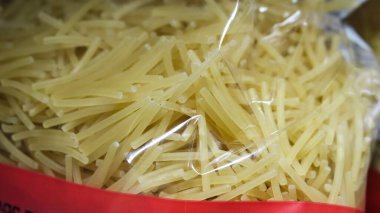 Mutfakta küçük hamurlu paket var.