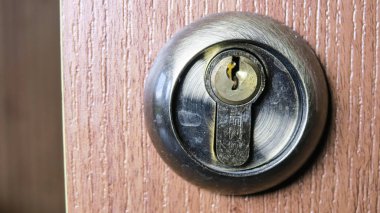 Odadaki metal kapı kilidi.