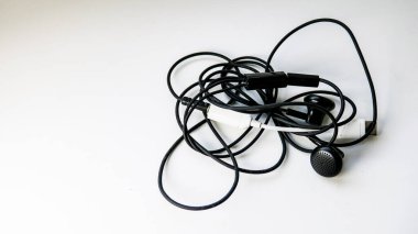 Akıllı telefon için siyah kablolar ve kulaklıklar
