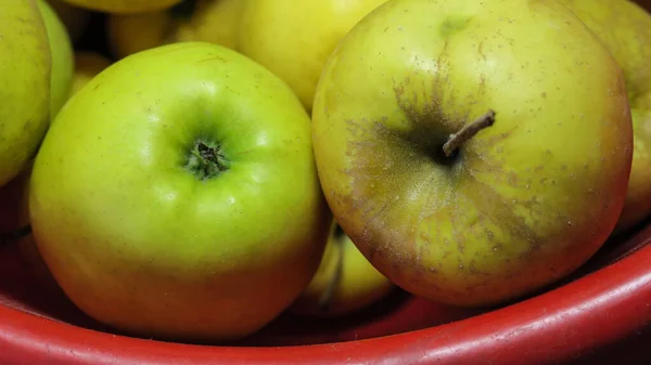 Delicious big green apples in a bowl