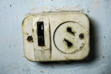 Duvardaki eski beyaz soket ve ışık düğmesi