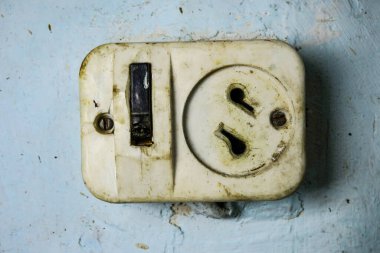 Duvarda eski Sovyet kolyesi