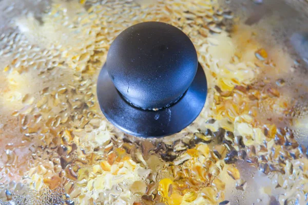 Краплі Води Олії Кришці Сковороди — стокове фото