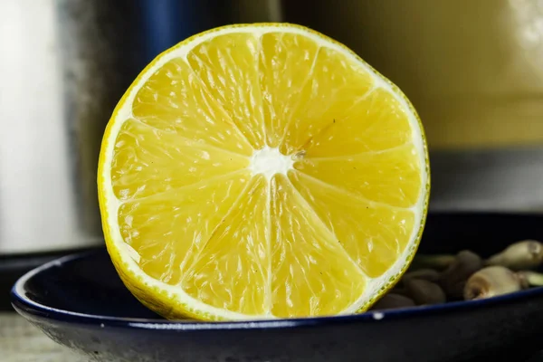 Желтый Красивый Вкусный Лимон Тарелке — стоковое фото