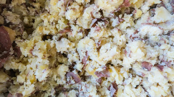 Tavada haşlanmış patates. Tavuklar için yiyecek..