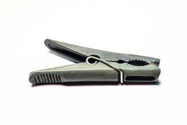 Çamaşır mandalının yakın çekimi. Gri, plastik ve metal.