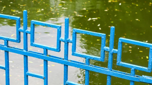 Metalen Blauw Hek Het Water Het Park — Stockfoto