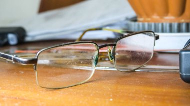 Yaşlı adamların bardakları masada.