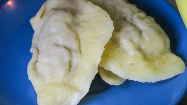 Kue Rebus Lezat Dengan Daging Atas Piring — Stok Foto