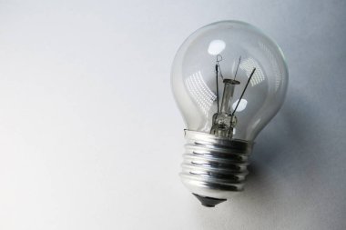 Beyaz arka planda çalışmayan parlak ampul