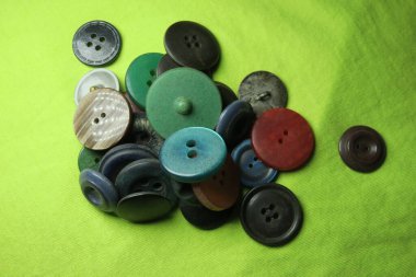 Tek bir arka plan makro fotoğrafında kıyafet için güzel düğmeler