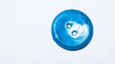 Giysiler için güzel bir düğmenin makro resmi.