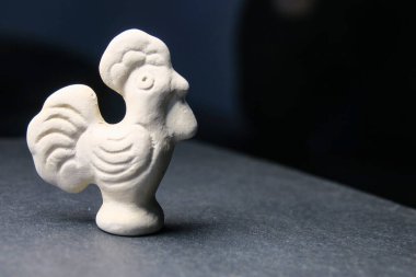 Küçük bir seramik horoz heykeli