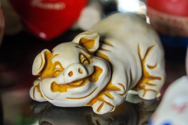 Küçük turist hatırası bir domuz heykeli.