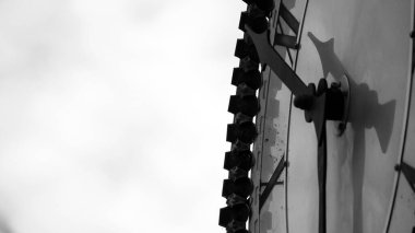 Parktaki bir sokak saati kadranı