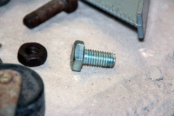 Metallbolzen Auf Dem Tisch Der Werkstatt — Stockfoto