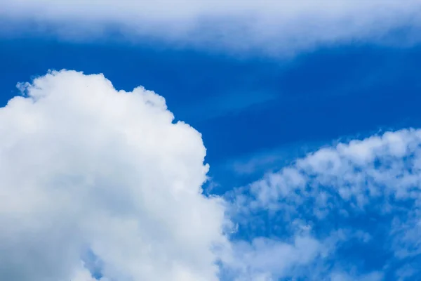 Indah Langit Musim Panas Biru Dan Awan Putih — Stok Foto