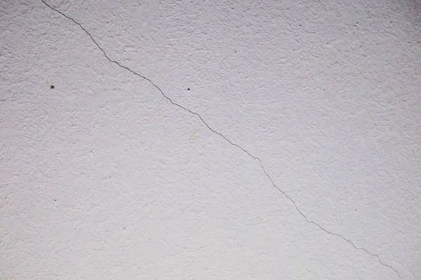 Beyaz duvar dokusunda çatlak