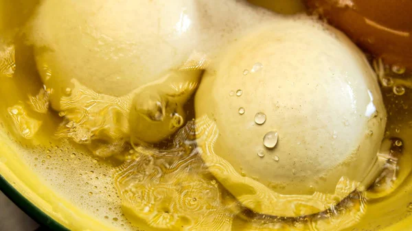 Tavuk yumurtaları ateşte suda kaynatılır.