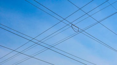 Elektrik hatları ve mavi gökyüzü
