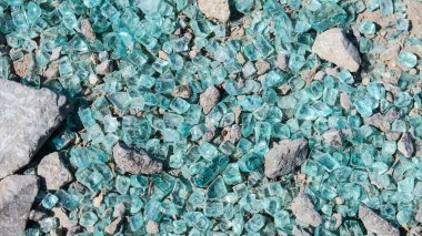 Güzel kırık araba camları ve taşlar