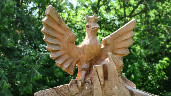 Monument Över Fågel Med Krona Huvudet — Stockfoto