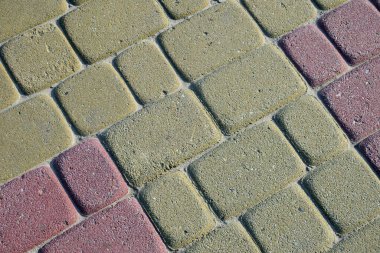 Parkta sarı ve kırmızı kaldırım taşları