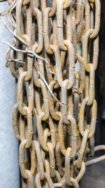 Atölyedeki paslı eski zincir