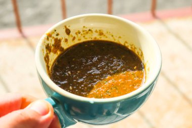 Yeşil bardakta meyve suyu.