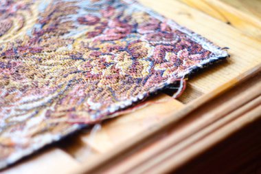 Ahşap pencere eşiğinde güzel bir kumaş
