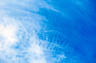 Güzel mavi gökyüzü ve gri bulutlar