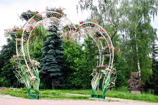 Művészi Kovácsműhely Egy Nagy Fém Szív Parkban Virágok Rajta — Stock Fotó