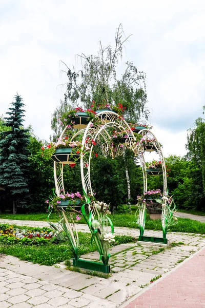 Kunstschmiedekunst Ein Großes Metallherz Park Und Blumen Darauf — Stockfoto