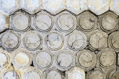 Elmas şekilli kiremitli beton duvar