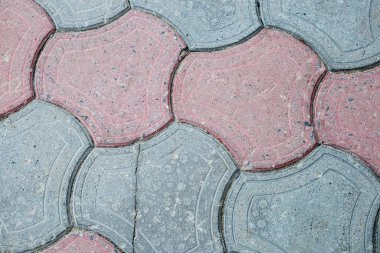 Şehirde kırmızı-gri kaldırım taşları