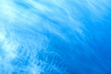 Güzel güneşli bir yaz gününde mavi gökyüzü ve beyaz bulutlar