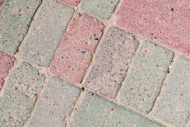 Kaldırımda kırmızı-sarı kaldırım taşlarının dokusu