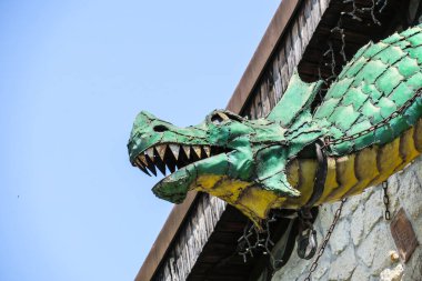 Tarz sahibi bir restoranda metal ejder kafası.