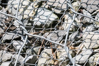 Taş çit metal tellerle kaplı.